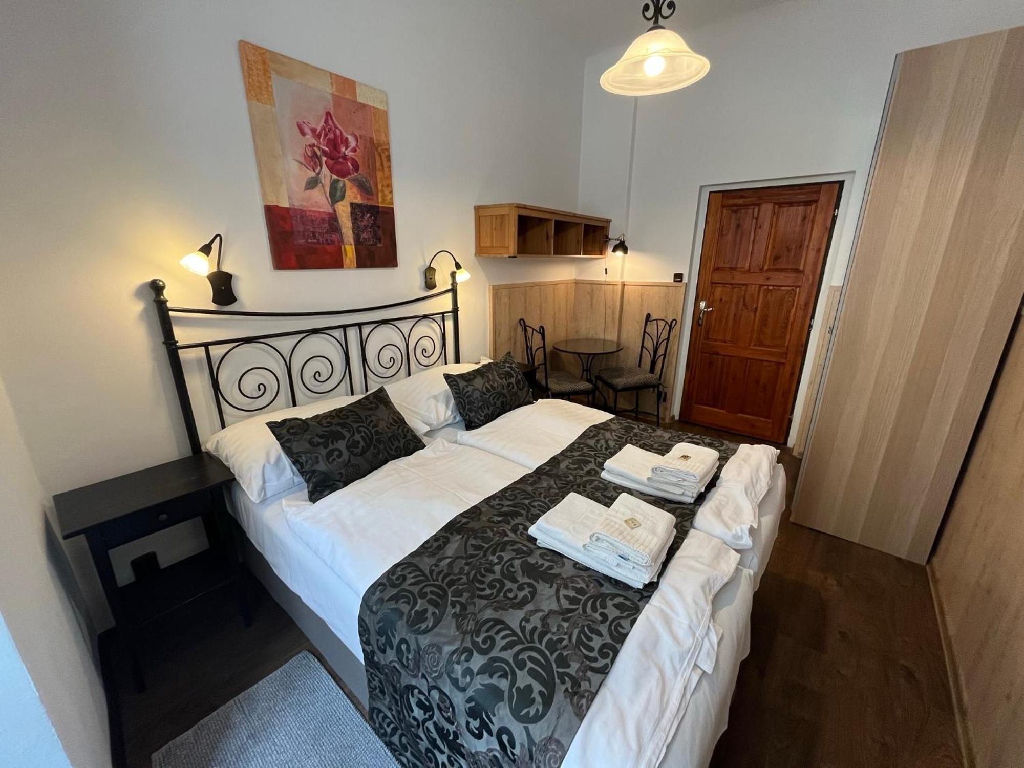 Mila Apartments Прага Екстериор снимка